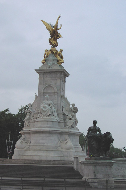 day-2-8-buckingham-palace-02